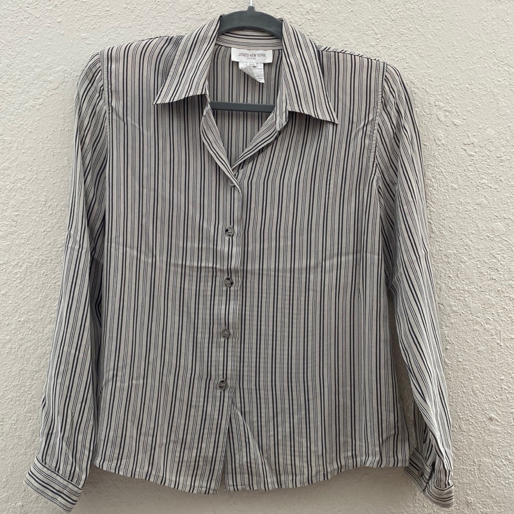 Jones New York Petite Blouse. Size 10P. Dark Gray & Light Gray. Pre Owned.